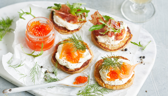 Mini-Blini mit zwei Toppings