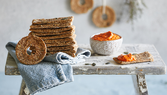 Dinkel-Knäcke mit Paprika-Aufstrich