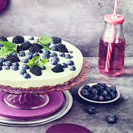 Kühlschranktorte mit Heidelbeeren und Brombeeren