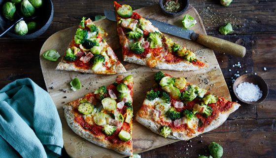 Winter-Pizza mit Blütengemüse und Taleggio