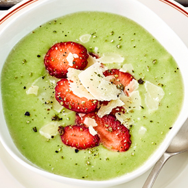 Grüne Spargelcremesuppe mit Erdbeeren und Parmesan