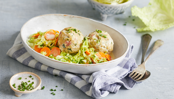 Speckknödel mit Wirsing-Möhrengemüse