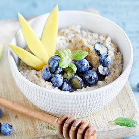 Porridge mit Mango und Heidelbeeren