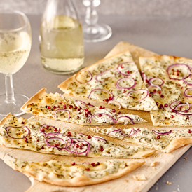 Flammkuchen mit roten Zwiebeln und Kräutern