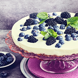 Kühlschranktorte mit Heidelbeeren und Brombeeren