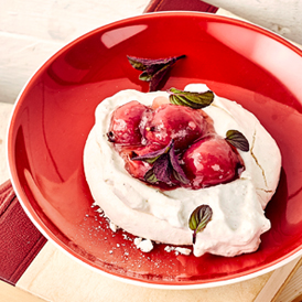 Kokos-Pavlovas mit Stachelbeeren