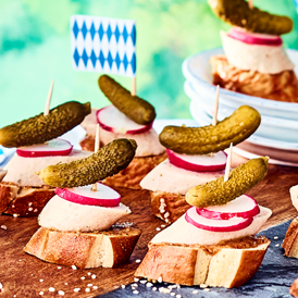 Weißwurst-Spieße mit Cornichons