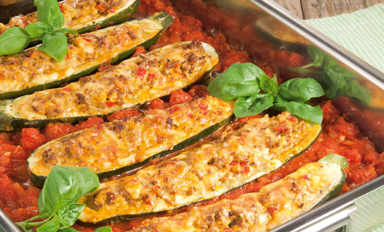 Gefüllte Zucchini mit Hackfleisch und Tomatensauce