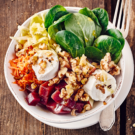 Salad-Bowl mit Rote Bete, Ziegenfrischkäse und Feldsalat