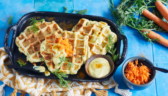 Zucchini-Waffeln mit Curry-Dip und Blitz-Möhrensalat