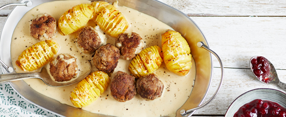 Köttbullar mit Fächerkartoffeln und Preiselbeeren