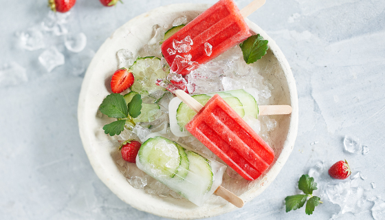 Ice-Pops aus Gin Tonic und Erdbeer Limes