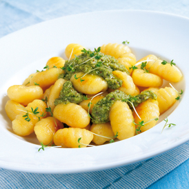 Kresse-Pesto mit Basilikum zu Gnocchi