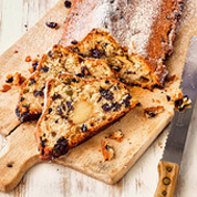 Christstollen mit Marzipan und getrockneten Kirschen