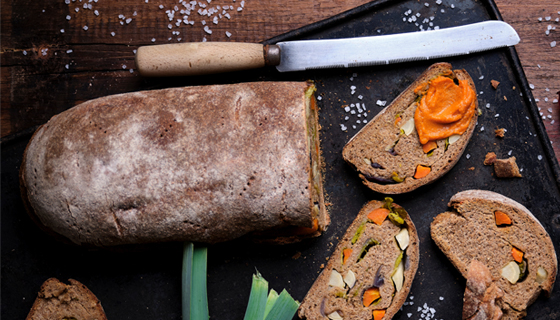 Gefülltes Brot mit Wintergemüse