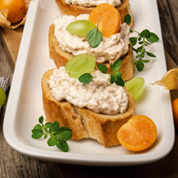 Crostini mit Käsecreme, Physalis und Weintrauben