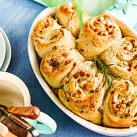 Knoblauch-Zupfbrot mit Rosmarin und Speck