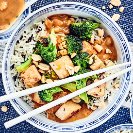 Brokkoli-Tofu-Gemüse in Erdnusssauce