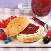 Fruchtaufstrich und Joghurt-Brötchen