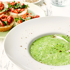 Bärlauchsuppe mit Paprika-Crostini