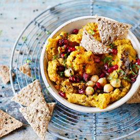 Kürbis-Hummus mit Granatapfelkernen