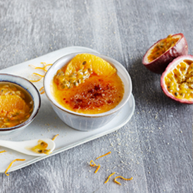 Crème brûlée mit Passionsfruchtsauce