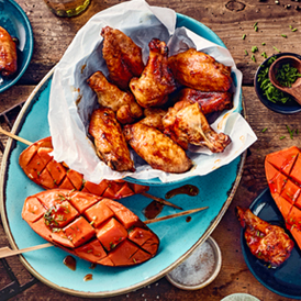 Chicken-Wings mit Süßkartoffelspießen