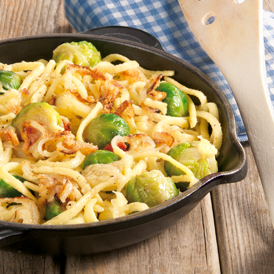 Rosenkohl-Käsespätzle mit knusprigen Zwiebelringen