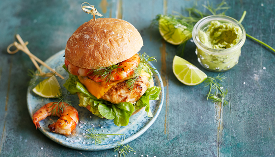 Surf- & Turf-Burger mit Avocadocreme 