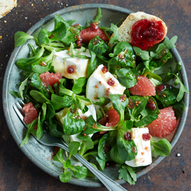 Wintersalat mit Camembert & Preiselbeer-Dressing